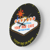 Man geeft uw merkwaardige gebarentaal een aangepas grote klok (Hoek)