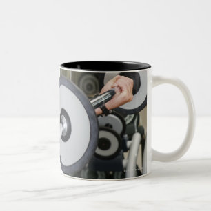 Man hefgewichten in gyroscoop 2 tweekleurige koffiemok