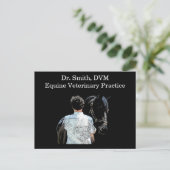 Man Holding Horse Dark Briefkaart (Staand voorkant)
