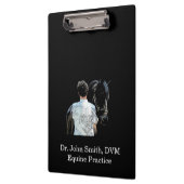 Man Holding Paard Donker Klembord (Links)