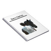 Man Holding Paard Licht Spiraalvormig Notitieboek (Rechterzijde)