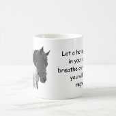 Man Holding Paard Lichte Koffie Mok (Center)