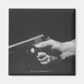 Man Holding Pistool Magneet (Voorkant)