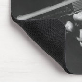 Man Holding Pistool Muismat (Hoek)