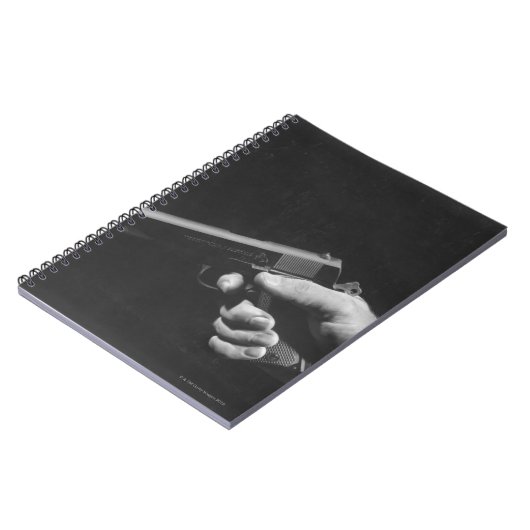 Man Holding Pistool Notitieboek (Linkerzijde)