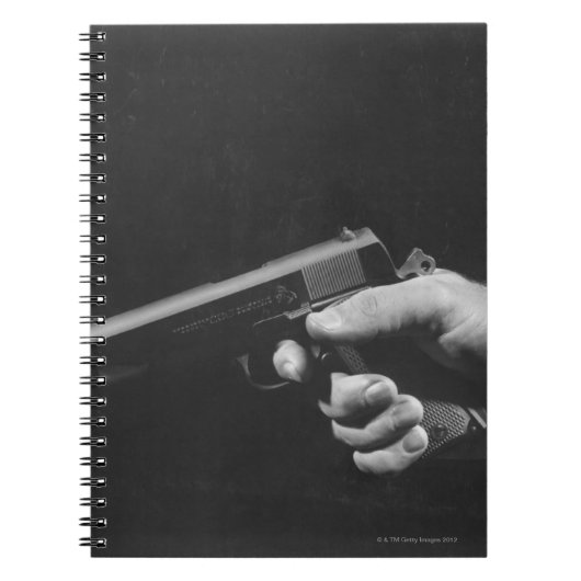 Man Holding Pistool Notitieboek (Voorkant)