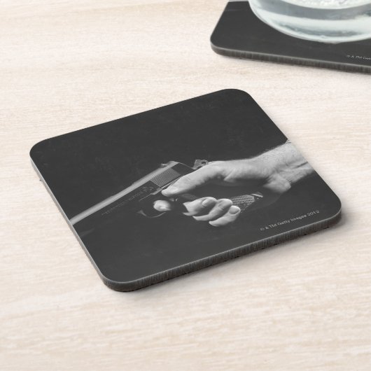 Man Holding Pistool Onderzetter (Linkerzijde)