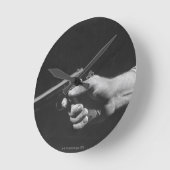 Man Holding Pistool Ronde Klok (Hoek)