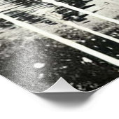 Man houdt zijn hoofd in zijn handpalmen, zwart en  foto afdruk (Hoek)