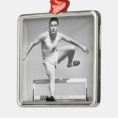 Man Hurdling Metalen Ornament (Links)