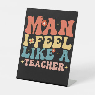 Man ik voel me als een leraar terug naar school reclamebord met voetstuk