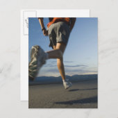 Man in de loopbaan van het atletisch vistuig briefkaart (Voorkant / Achterkant)