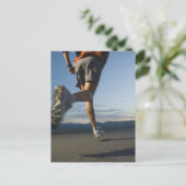 Man in de loopbaan van het atletisch vistuig briefkaart (Staand voorkant)