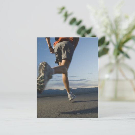 Man in de loopbaan van het atletisch vistuig briefkaart (Staand voorkant)