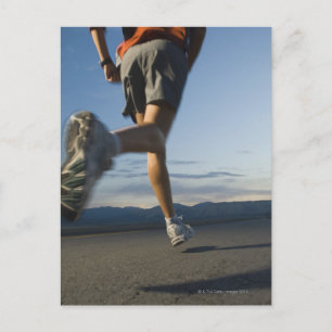 Man in de loopbaan van het atletisch vistuig briefkaart