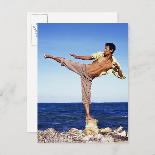 Man in de vechtsport op het strand, briefkaart (Voorkant / Achterkant)