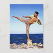 Man in de vechtsport op het strand, briefkaart (Voorkant)