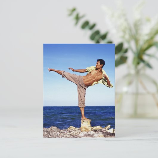 Man in de vechtsport op het strand, briefkaart (Staand voorkant)