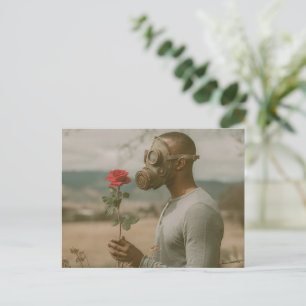 man in een gasmasker met een rode roos apocalyptis briefkaart