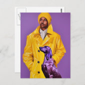 Man in een gele regenjas met een Paarse hond Briefkaart (Voorkant / Achterkant)