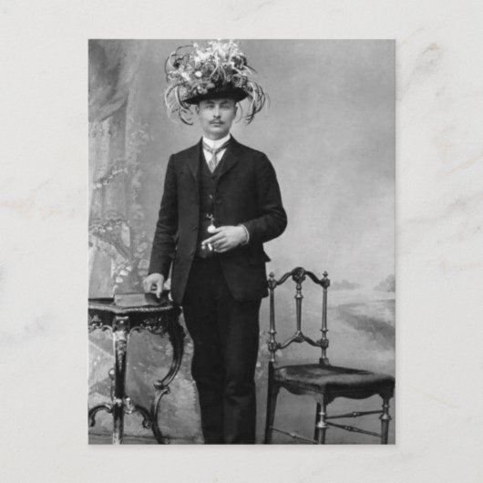 Man in een Suit die het Pet van een vrouw leidt Briefkaart (Voorkant)