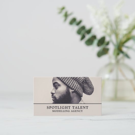 Man in Pet, modellenbureau, modelagent Visitekaartje (Staand voorkant)