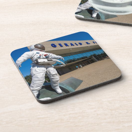 Man in ruimtescuptuur onderzetter (Linkerzijde)