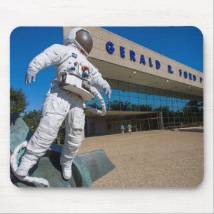 Man In Space Beeldhouwwerk Muismat