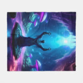 Man in vloeiend gewaad verhoogt armen omhoog gloei fleece deken (Voorkant (Horizontaal))