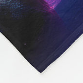 Man in vloeiend gewaad verhoogt armen omhoog gloei fleece deken (Hoek)