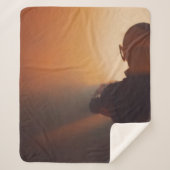 MAN IN ZWARTE JACKET MET ZWART PET SHERPA DEKEN (Voorkant)