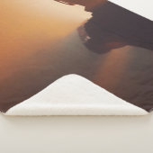 MAN IN ZWARTE JACKET MET ZWART PET SHERPA DEKEN (3/4)