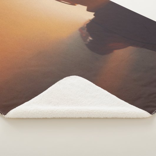 MAN IN ZWARTE JACKET MET ZWART PET SHERPA DEKEN (3/4)