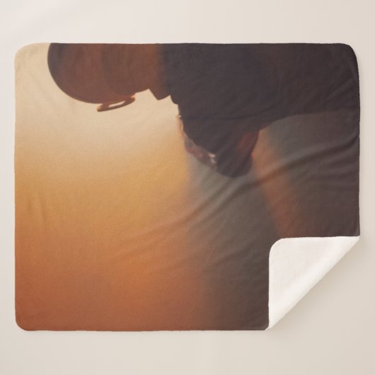 MAN IN ZWARTE JACKET MET ZWART PET SHERPA DEKEN (Voorkant (horizontaal))