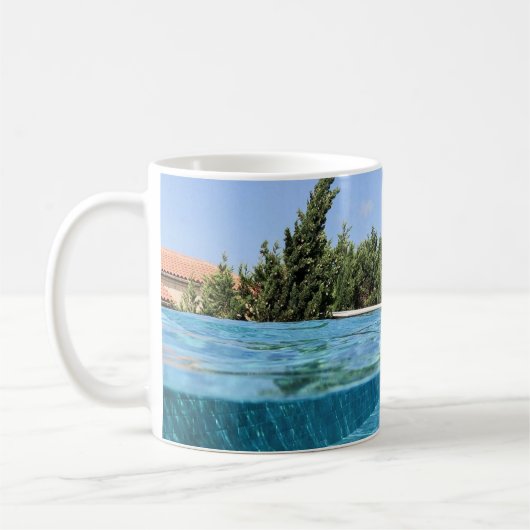 Man in zwembad 's ochtends koffiemok (Links)