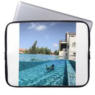 Man in zwembad 's ochtends laptop sleeve