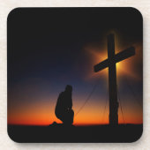 Man knielen voor Cross Sunset Bier Onderzetter (Voorkant)