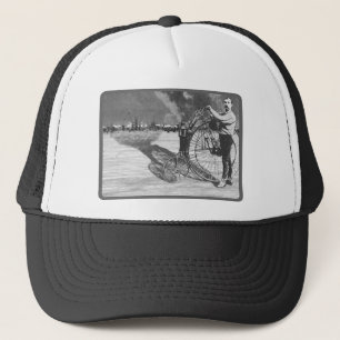 Man komt fietsen tegemoet trucker pet