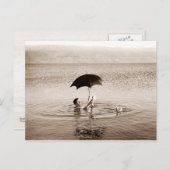 Man lezen onder paraplu in het dode Zee Briefkaart (Voorkant / Achterkant)