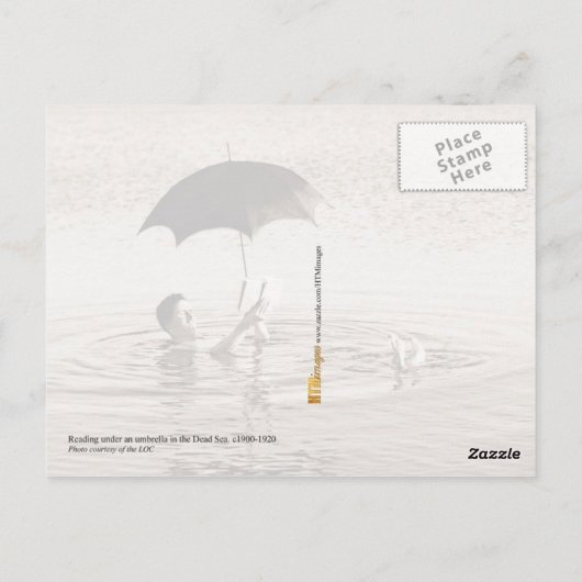 Man lezen onder paraplu in het dode Zee Briefkaart (Achterkant)