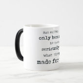 Man lijdt omdat hij het plezier serieus neemt magische mok (Voorkant links)