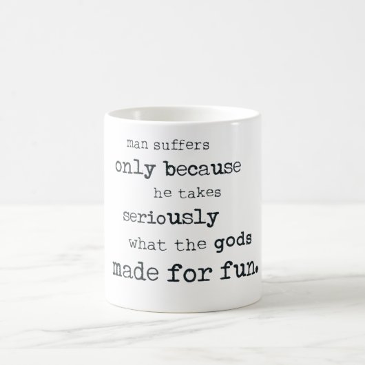 Man lijdt omdat hij het plezier serieus neemt magische mok (Center)