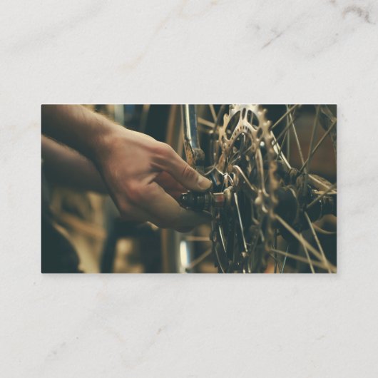 Man maakt aanpassingen op fietswiel visitekaartje (Achterkant)
