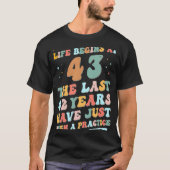 man met 43e verjaardag Vrouw 2023 Het Groovy Life T-shirt (Voorkant)