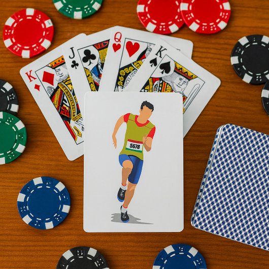 Man met atletiekspeelkaarten pokerkaarten