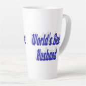 Man met blauwe tekst latte mok (Rechterhoek)