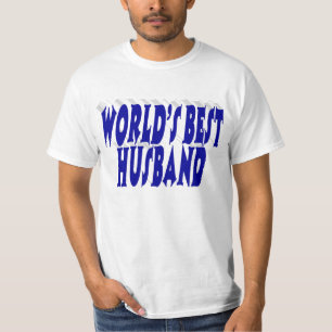 Man met blauwe tekst t-shirt