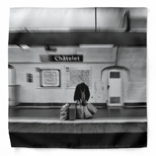 Man met boodschappentassen in de metro (Chatelet) Bandana