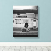 Man met boodschappentassen in de metro (Chatelet) Canvas Afdruk (Insitu (Houten vloer))