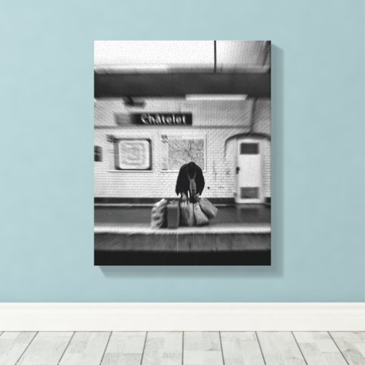 Man met boodschappentassen in de metro (Chatelet) Canvas Afdruk (Insitu (Houten vloer))